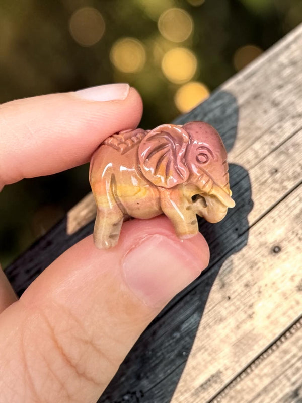 Alashan Agate Mini Elephant Carving